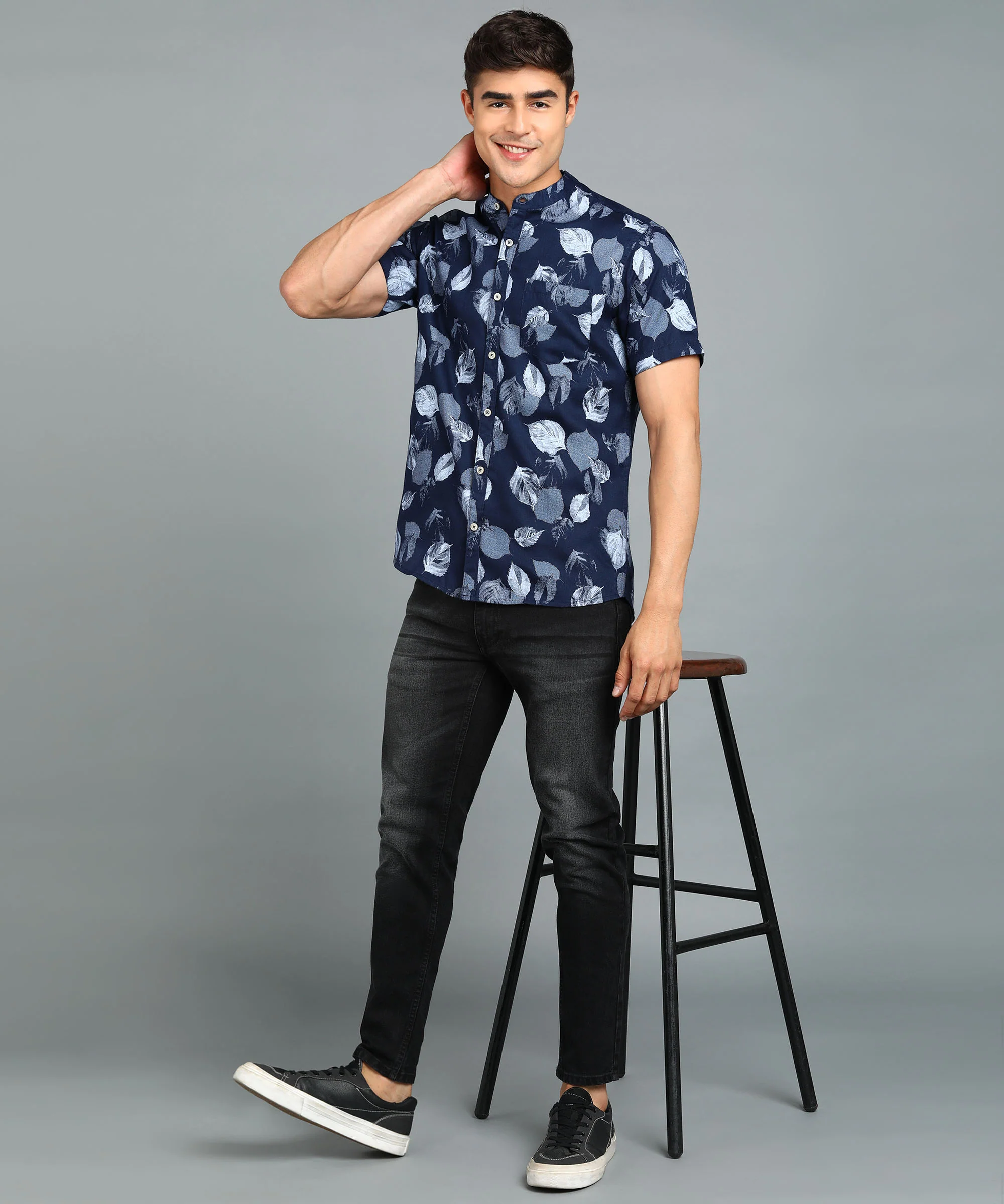 Men's Navy Blue Cotton Half Sleeve Slim Fit Casual Floral Printed Shirt - Image 4