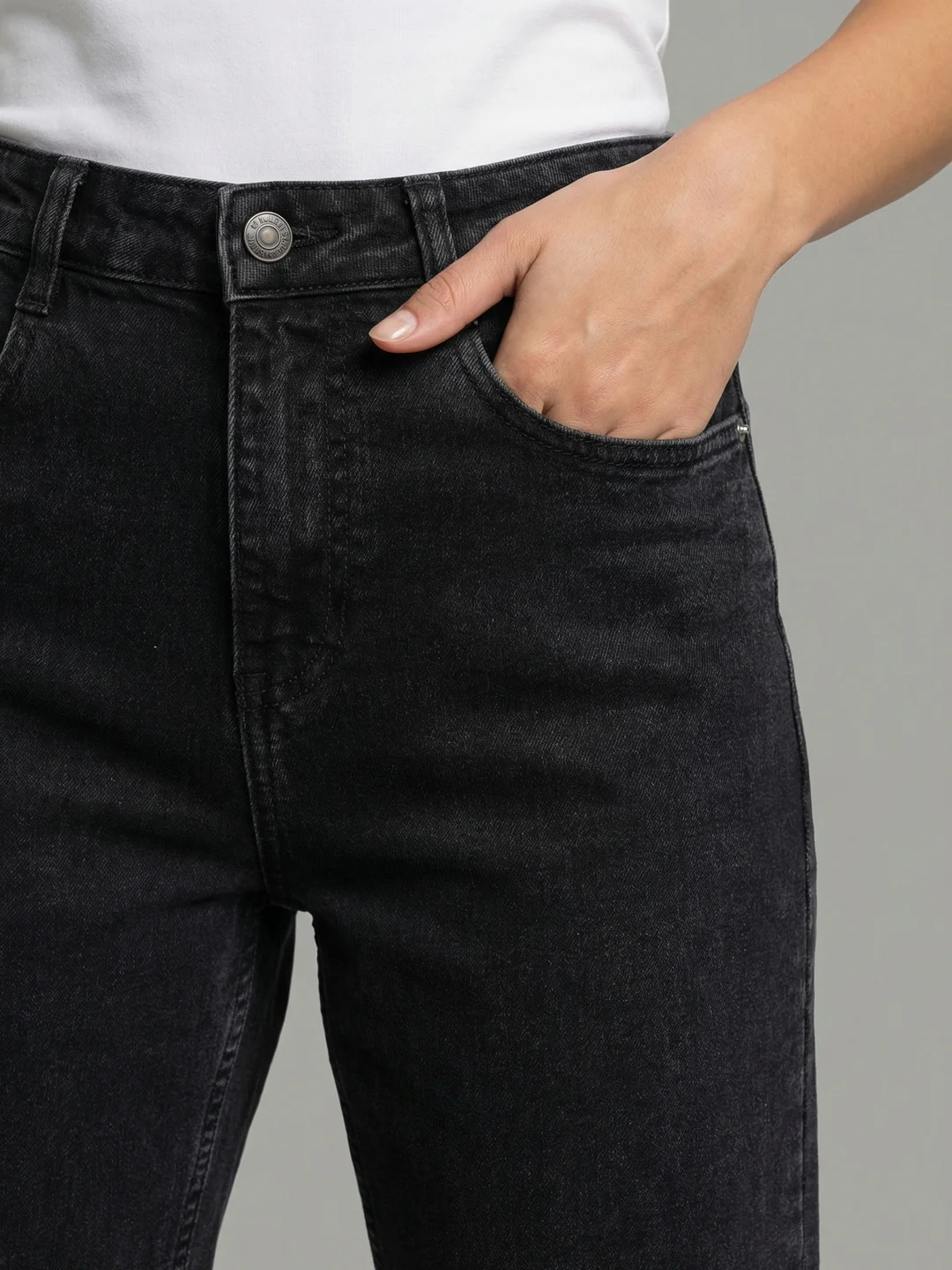 Women's Black High Rise Straight Fit Washed Jeans Non-Stretchable - Image 4