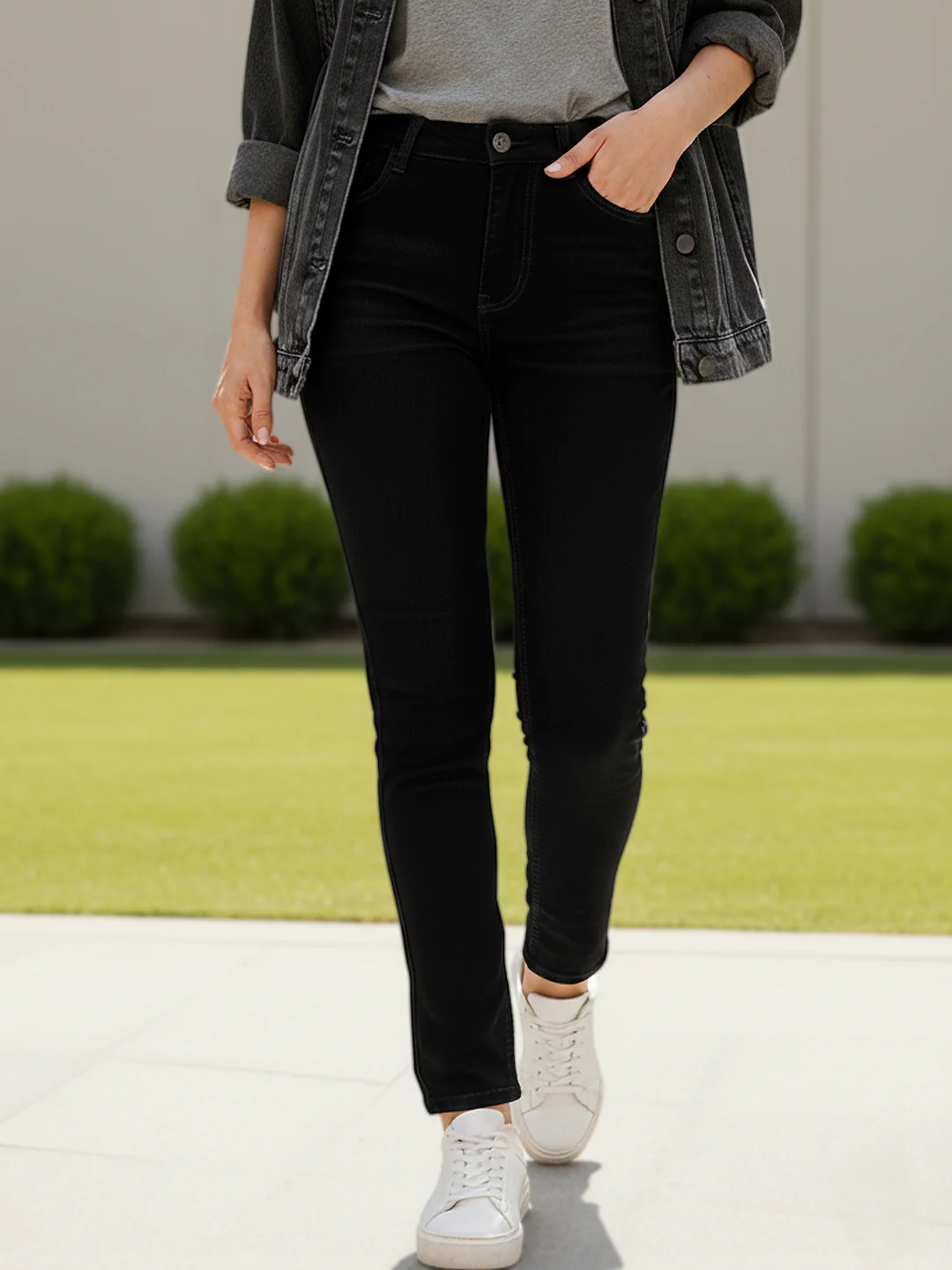 Women's Black Skinny Fit Solid Jeans