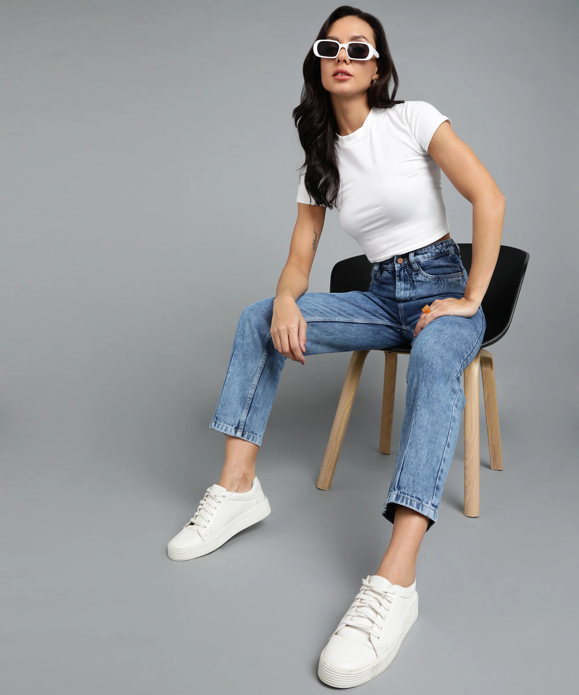 Women's Blue Boyfriend Fit Washed Jeans - Image 4