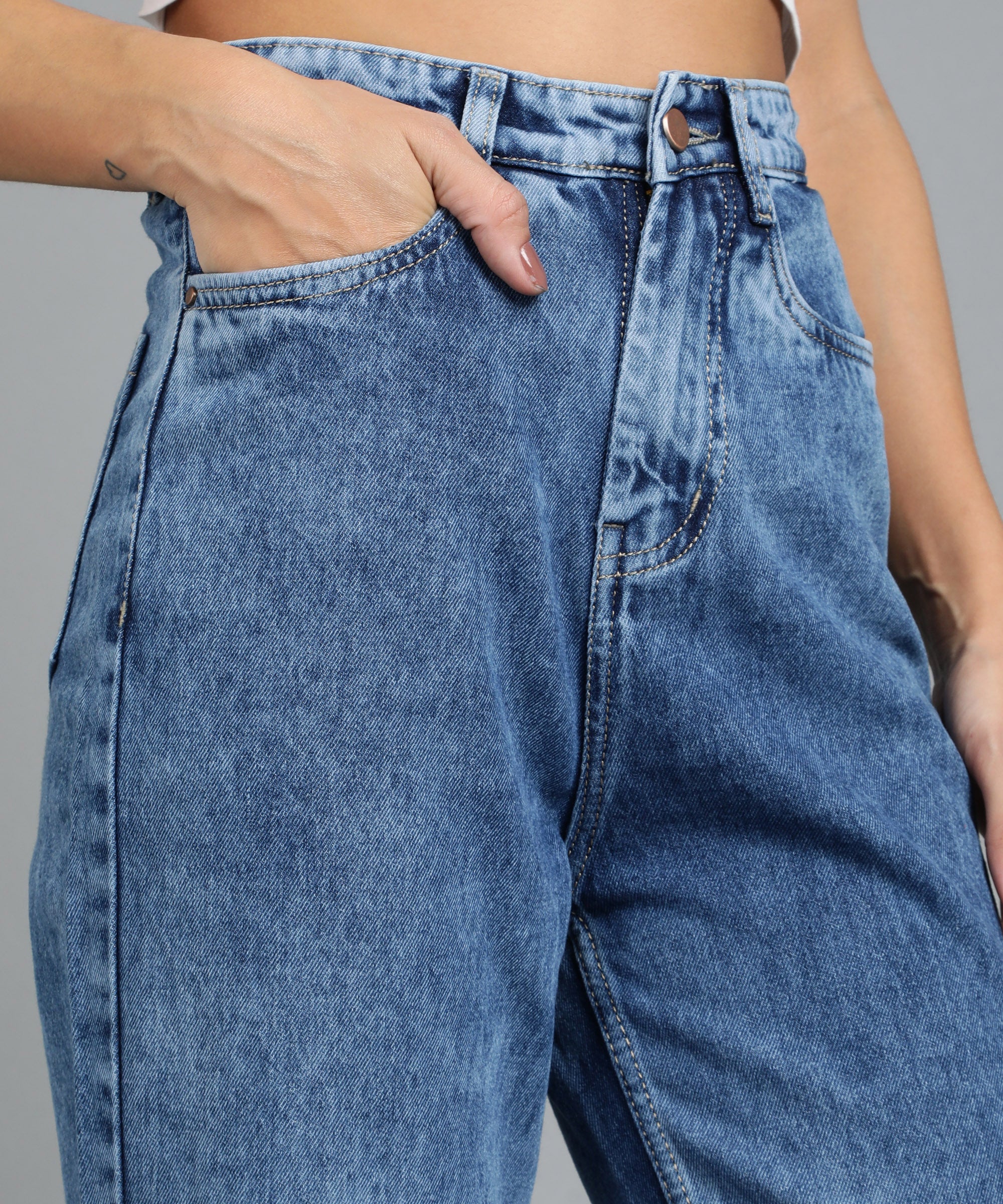 Women's Blue Boyfriend Fit Washed Jeans - Image 5