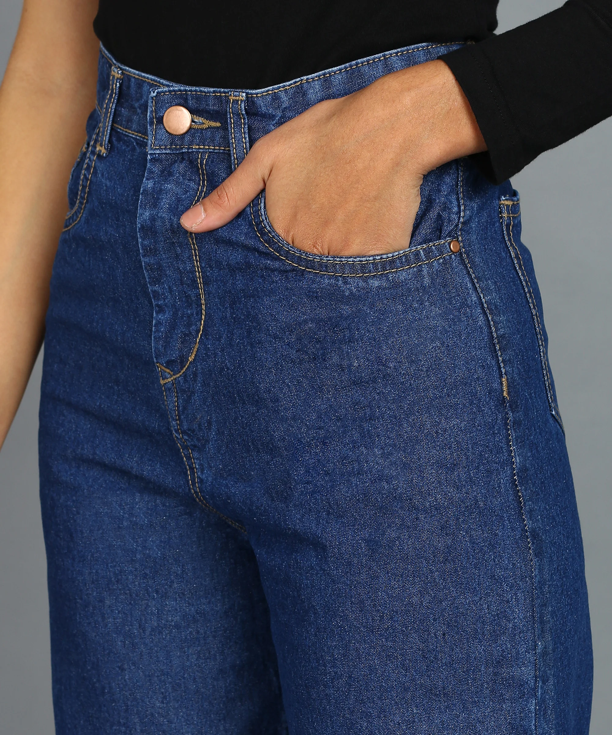 Women's Blue Wide Leg Fit Mild Distressed/Knee Slit Washed Jeans - Image 5