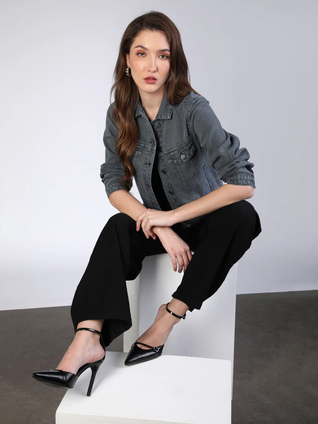 Women's Grey Regular Fit Washed Full Sleeve Denim Jacket - Image 4