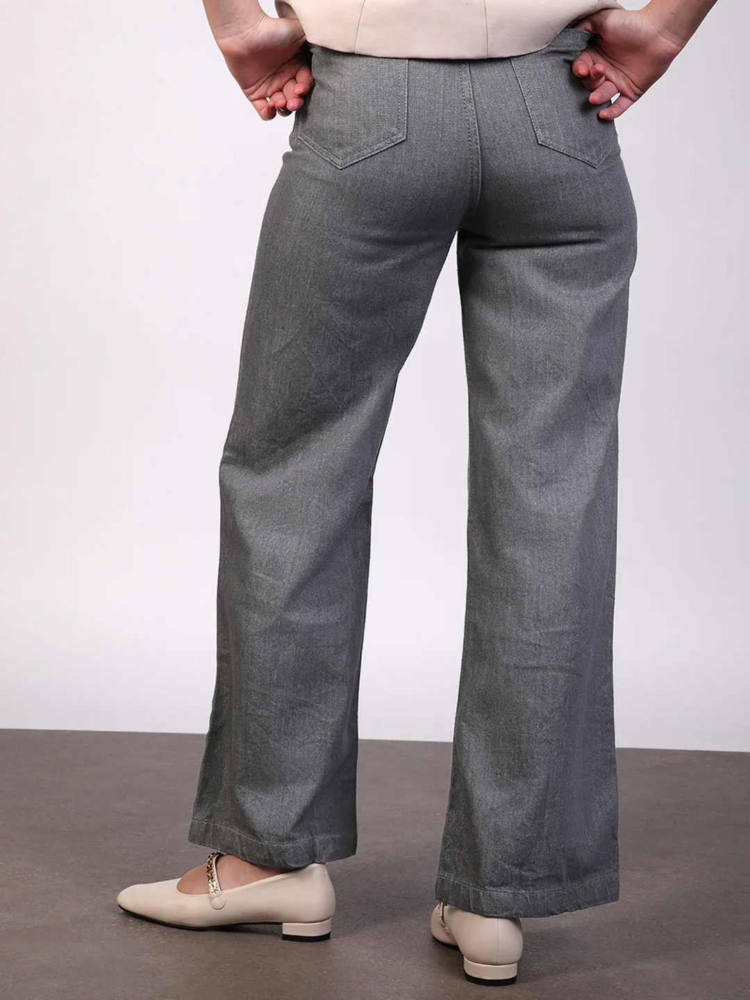 Women's Grey Wide Leg Fit Mild Distressed/Knee Slit Washed Jeans - Image 3