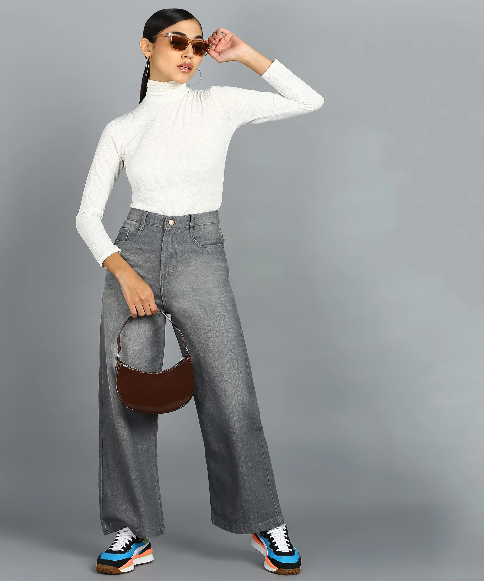 Women's Grey Wide Leg Fit Washed Jeans - Image 4