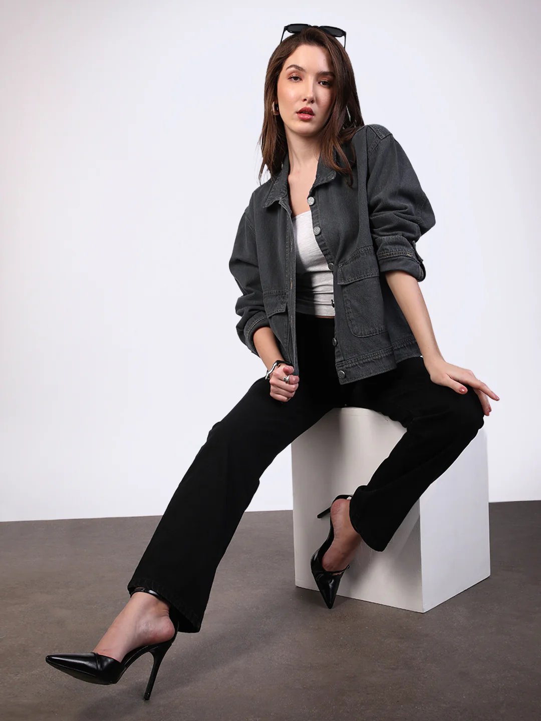 Women's Grey Relaxed Fit Full Sleeve Utility Denim Jacket - Image 4