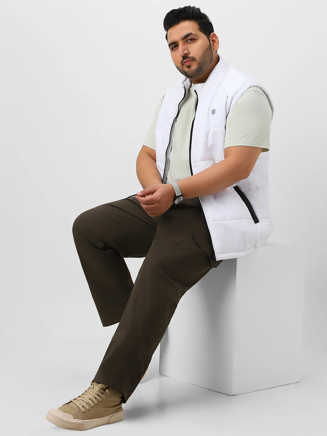 Plus Men's White Sleeveless Zippered Puffer Jacket - Image 4